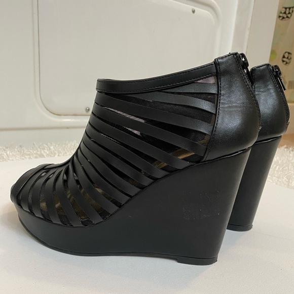 Thalia Sodi Women heel pump. Thalia sodi size 8. Beautiful design, elegant looks - Picture 4 of 6